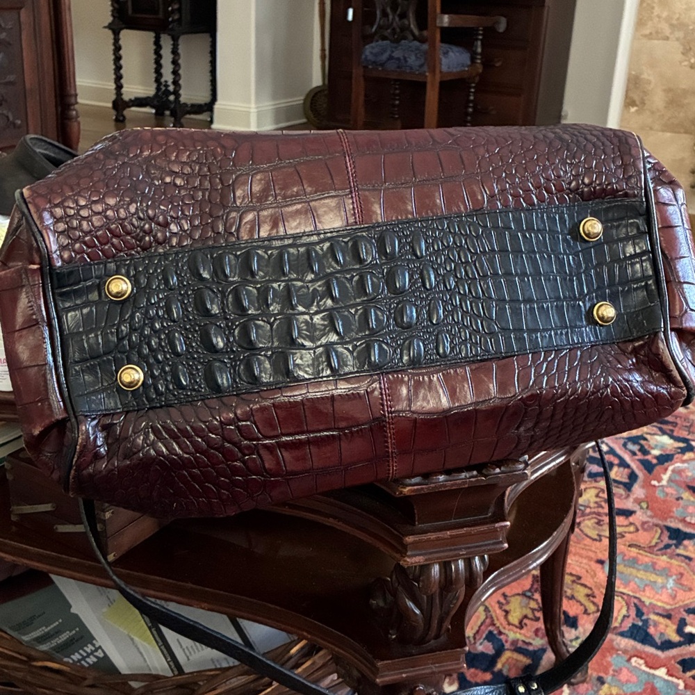 Crocodile-Embossed Brahmin AdrianExcellent condition.14.5 wide .10.2 tall - Picture 4 of 7